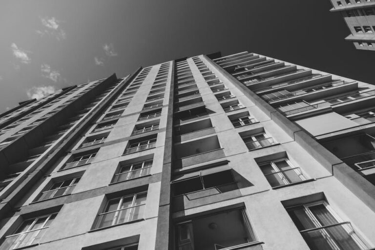 Ocena wpływu zmian prawnych na zarządzanie nieruchomościami w 2025 roku: Nowe wyzwania i szanse